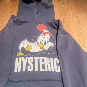 Hysteric glamour hoodie - Riktigt fet hysteric glamour hoodie. Köpt från japan och är 100% äkta. Har samma passform som deras ikoniska skullberry hoodie. Luvsnöret har jag tagit ut men de finns fortfarande kvar (se sista bilden) och de ingår såklart i köpet. Skriv om du har några frågor!