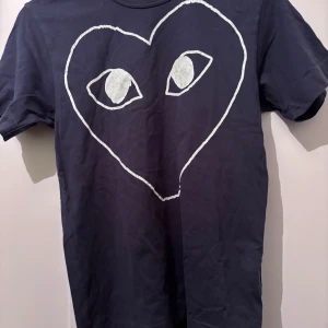 Mörkblå comme des garcon t shirt - Köptes för ca 900. Skick är hyfsat 7/10 och storleken kan kännas vara liten.