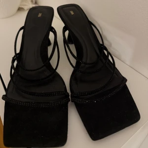 Svarta klackskor - Snygga klackskor från zara som är andvända 3 gånger. 3 cm klack🤩