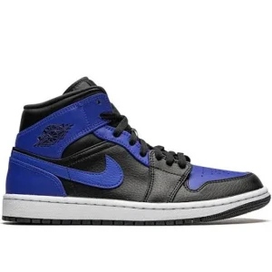 Nike Air Jordans 1 mid  - Säljer mina jordans då de inte riktigt är min stil. De är i fint skick skriv privat för egna bilder! I storlek 37,5. ❤️pris går att diskutera