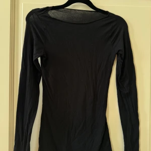 Svart långärmad tröja från intimissimi - Använd få gånger. Deras ”Boat Neck Ultralight tröja i modalkashmir” 