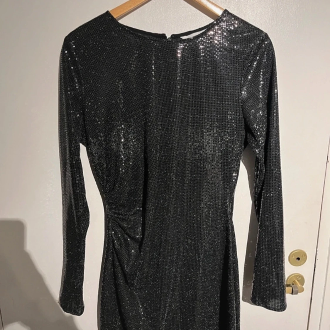 Svart glittrig klänning - 1
