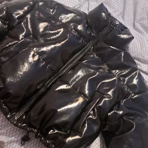 Svart glansig pufferjacka från H&M - Säljer en fin, oanvänd jacka ifrån H&M. I superbra skick och bra kvalitet!✨ kostar 399kr men jag säljer för 385, så passa på!🩷