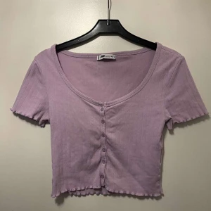 Lila topp  -  lila topp ifrån New Yorker strl Xs 