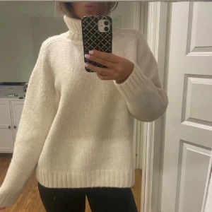 Grå stickad polotröja - Mysig grå stickad polotröja med ribbade muddar och hög krage. Perfekt för kyliga dagar och ger en stilren look. Slutsåld och finns inte att köpa längre, endast använda en gång. säljer inte under 350 så ni behöver inte skriva skambud på 210😊