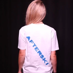 Rewined By Seasons - AFTERSKI - T-shirts gjorda på 100% ekologiskt bomull. Otroligt mjuka och bekväma‼️Dessutom är trycken handgjorda vilket gör varje t-shirt unik 🎿 Fler storlekar finns i vår profil💢