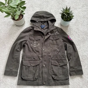 Intressekoll! Grön field jacka från Polo Ralph Lauren - Säljer en otroligt snygg field jacka från Polo Ralph Lauren. Har en mörk grön ton, och funkar perfekt för våren. Är i storlek XS så den passar 160/170cm. Nypris 3000, meddela mig vid minsta fundering!😄