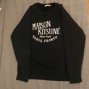 Maison Kitsune tröja - INFORMATION Säljer den här Maison Kitsune tröja väldigt nytt skick har bara testat haft på mig den säljer den för ett bra pris. Men priset kan diskuteras för en snabb affär! Skriv gärna om ni har frågor!!👕  Tröjan är i XL men passar L eller Stort M Ny pris 1999