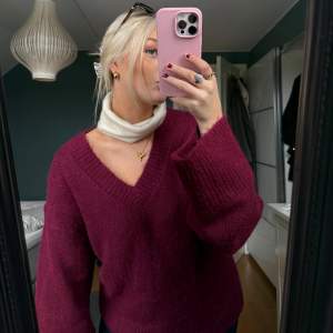 Snygg vinröd stickad tröja med v-ringning! Köpt på Gina men tyvärr inte använt 