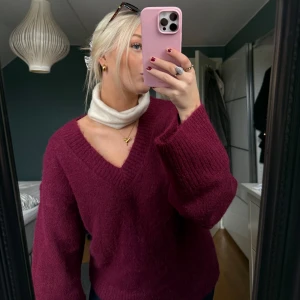 Vin röd tröja  - Snygg vinröd stickad tröja med v-ringning! Köpt på Gina men tyvärr inte använt 