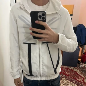 Valentino Windbreaker  - Snygg vit vindjacka från Valentino den är i storlek S och är i bra skick 