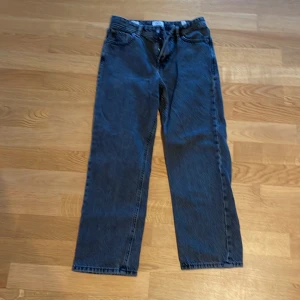 Blå jeans från Jack & Jones - Snygga blå jeans från Jack & Jones med klassisk femficksdesign. De har en dragkedja och knapp framtill. Perfekta för en avslappnad stil.