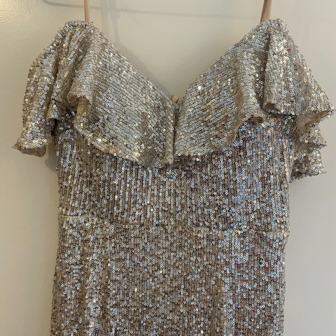 Glittrig långklänning med volangdetaljer