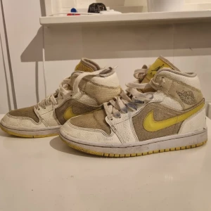 Nike Air Jordans i vit o gul (äkta) - Säljer ett par Nike Air Jordans i vit och gul. Skorna har en klassisk design med snörning och en gul Nike-logga på sidan. De är lite smutsiga på vissa ställen men det går nog o tvätta bort och märke på snöret men man kan byta snören om man vill få bort det.