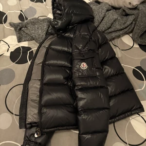 Moncler maya  - Moncler Maya i bra skick storlek 3 vilket är L men passar M rätt så bra 