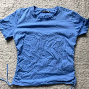 Blå t-shirt från Zara - Säljer min blåa t shirt köpt för 119kr för några år i Zara. I bra skick 💕