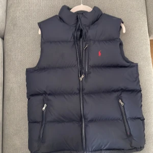 Ralph lauren väst  - Nu säljer jag en Ralph lauren väst som är i 9/10 skick det är inga defekter eller fläckar. Den har blivit använd 3/4 gånger max. Jag är 173/174 men jag tycker den sitter ytterst lite stort men sålänge du är ca 175-180 så passar den perfekt. 