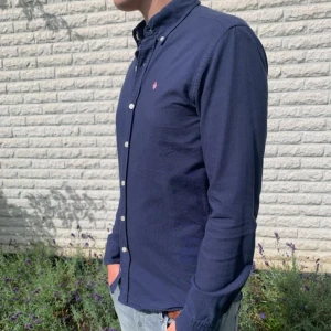 Morris skjorta marinblå  - Tjena! Vi säljer en riktigt skön Morris skjorta i storlek (S) men passsr även för dig som har storlek (M). Skick:9/10, änvänd bara ett fåtal gånger. Hör av er vid fler frågor eller funderingar. Mvh Lusso Riginerato 