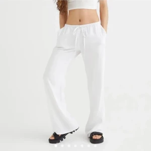 Vita linnebyxor - Vita linnebyxor med fickor framtill köpta på H&M, stl S (innerbenslängd: 70 cm)