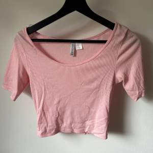 Rosa ribbad crop top från H&M i storlek XS. Använd fåtal gånger, något tunnare tyg, töjbar. 