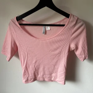 Rosa crop top - Rosa ribbad crop top från H&M i storlek XS. Använd fåtal gånger, något tunnare tyg, töjbar. 