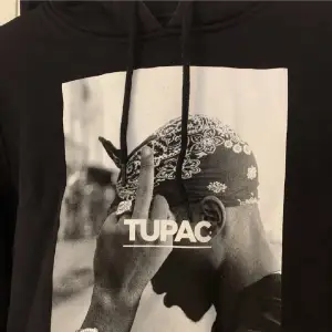 Tupac hoodie som är köpt här på Plick💞 kommer ej till användning längre, lånade bilder❣️