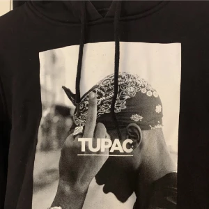 Tupac hoodie - Tupac hoodie som är köpt här på Plick💞 kommer ej till användning längre, lånade bilder❣️