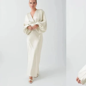 Satin vit klänning - Säljer denna fina slutsålda klänning från Gina tricot. Endast använd en gång! 