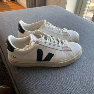 Veja skor  - Typ helt nya vejaskor i strl:42  Använda 3 ggr  Nypris:1700kr Mitt pris: 700kr 