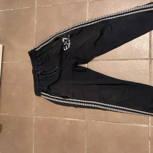 Ea7 byxor - Tjena säljer dessa byxor för jag har inte använt dem på länge dem är i okej skick.