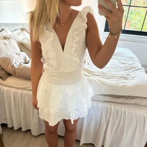 Vit miniklänning  - Nypris 1100kr, ❣️aldrig använd prislapp kvar❣️ Tryck gärna på köp nu