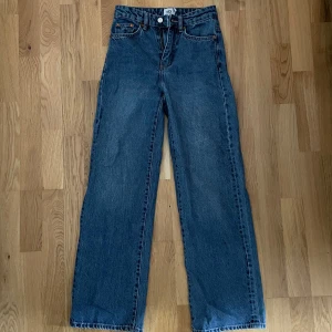 Mörkblå jeans - Jeans från Lager 157 i modellen boulevard.