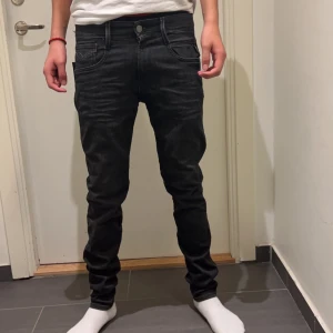 Replay Jeans - Säljer dessa helt nya Replay-jeans, fortfarande med lapparna på. Modellen är Anbass i slim fit (W:31, L:32). Om du har några frågor är det bara att höra av sig.   Nypris: 1 199 kr Mitt pris: 700 kr