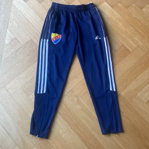 Träningsbyxor DIF - Den är mycket bra skick lite använd  Stolek 11/12/152 barn man kan öppna bena med dragkedja 