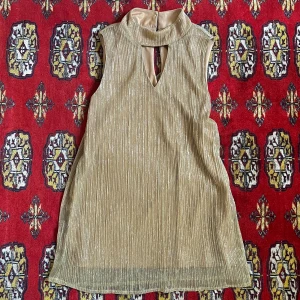 Topp - Jättefin guldig glittrig topp, passar perfekt som fest topp! 