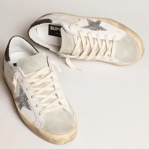 Golden goose -  golden goose är osäker om dom är äkta (därför priset) men dem ser bra ut och jätte fina skicka för fler bilder på skorna  storlek 38 men passar mig som har 37  (Min bank ID funkar inte om du vill betala med ”köp nu” säg till innan så fixar jag 👍) 
