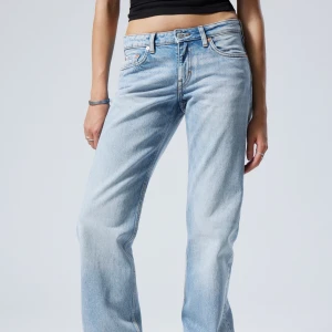 Weekday arrow low  - Skit snygga ljusblå jeans som tyvärr har blivit för små. Storlek 27/34, perfekt längd på mig som är 172. Kostar 600 från början men säljer för 300❤️ tveka inte att höra av dig om det är några frågor❤️ säljer även i svart och grå