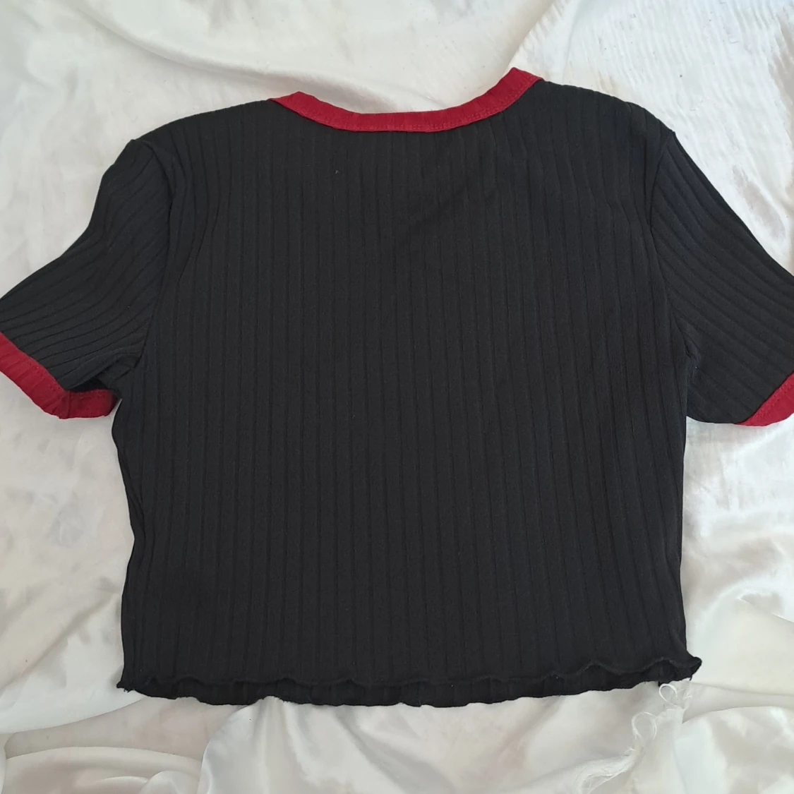 Svart ribbad topp med röd spindel från Shein - 90