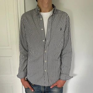 Ralph lauren skjorta - Jättefin Ralph lauren skjorta i bra skick. Modellen på bilden är 180 o väger ca 65kg. Skriv vid fler frågor eller funderingar!