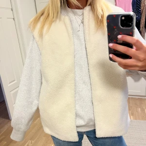 Teddy väst - Säljer min fina Teddy väst! Bra skick 🩷