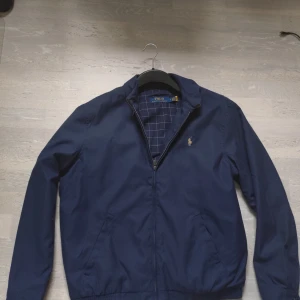Ralph Lauren wind breaker - Ralph Lauren wind breaker  Nypris 2400  Mitt pris: 1099  Skick 9/10  Bara att höra av sig vid några funderingar!  Pris kan alltid diskuteras vid snabb och smidig affär!