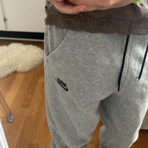Nike byxor.  - Hejhej❤️ säljer mina nike tech byxor från dam, använda 2 ggr. köpte för ca ett år sen i en nike butik! säljer för 300 nypris ca 1300. Byxorna är strl xs