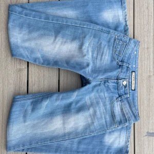 Ljusblå lågmidjade jeans - Super fina helt nya ljusblåa lågmidjade jeans med ursnygga fickor och andra fina detaljer. Ena knappen är sönder men inget som märkts. Storlek skulle jag säga 34-36. Står inte vilken modell men dem är raka men sitter bootcut på mig - fråga om bild💗
