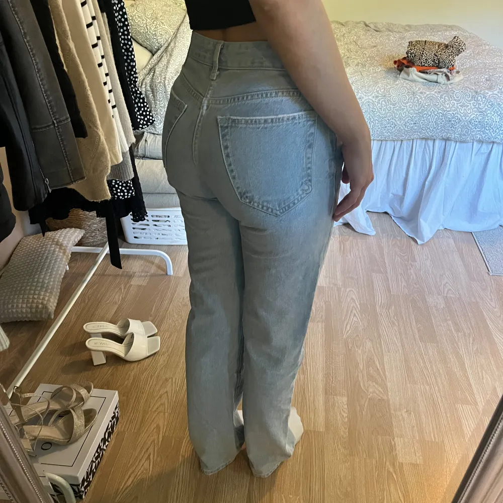 waist 24 length 32, jag är 170 cm och de passar mig bra i längden . Jeans & Byxor.