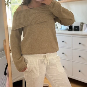 Off shoulder - Jätte mysig off shoulder tröja🍁 Köptes för 799 och använd 1 gång. Inga defekter💖 