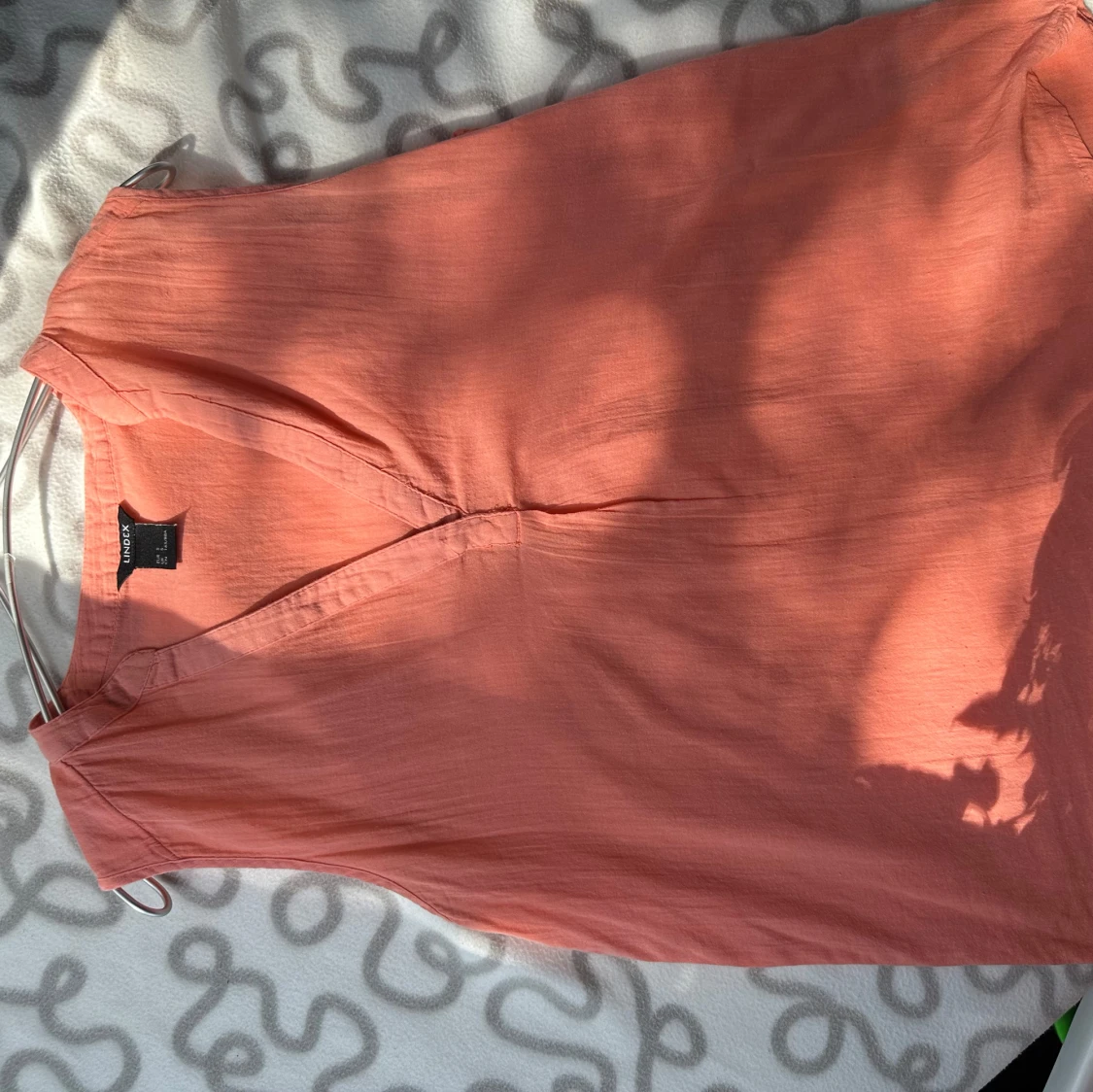 Korallfärgad ärmlös topp från Lindon - 90
