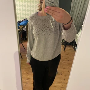 Stickad tröja - Stickad tröja i bra skick men fina detaljer, säljer då den inte används 