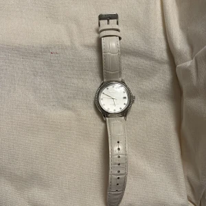 Gant klocks - Gant klocka i vit läderband. Batterier behöver bytas men Annas i fint skick