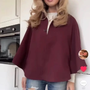 Poncho  - Säljer denna jätte snygga poncho då den inte kommer till användning. Fint skick och inga slitningar🥰skulle säga att den passar alla mellan 34-38 då de är poncho 