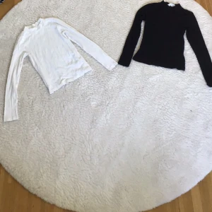 Två tajta, långärmade tröjor. Vit & svart. H&M - Säljer två tajta, långärmade tröjor från H&M i storlek 146/152 (båda). 